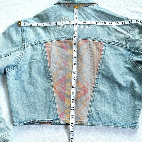 VTG FT BRAND CROPPED LIGHT WASH DENIM JACKET WITH SOUTHWEST PANEL ACCENTS.Sz S - Picture 10 of 10